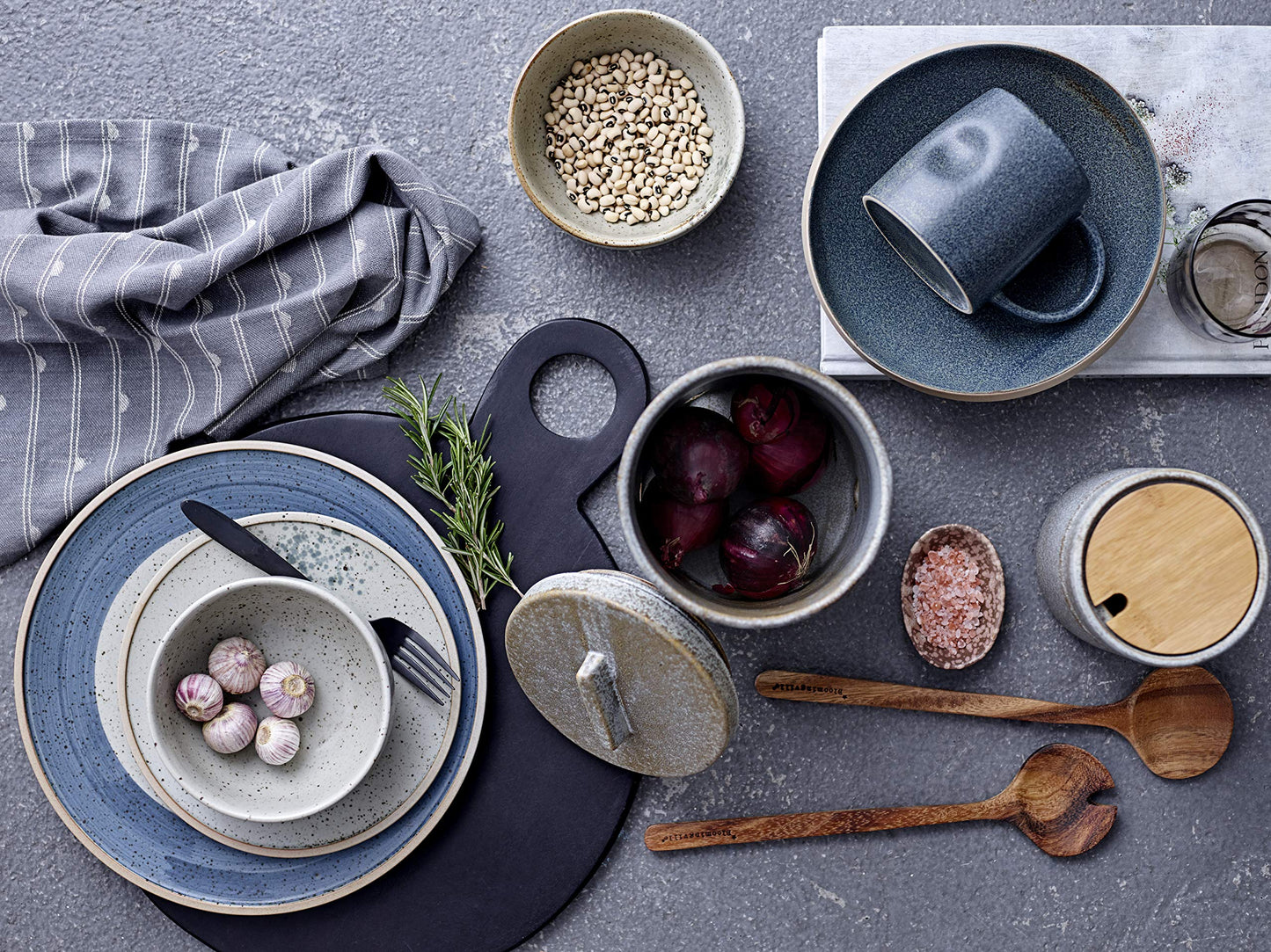 Bloomingville Round Acacia Wood Cheese and Cutting Board with Circle Handle, Black